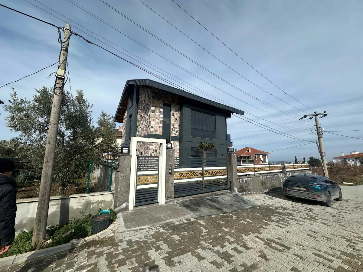 ÇINARCIK'TA YAZLIK TADINDA LÜKS MÜSTAKİL VİLLA