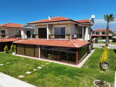 KUŞADASI'NDA DENIZE YAKIN, HAVUZLU SATILIK YAZLIK