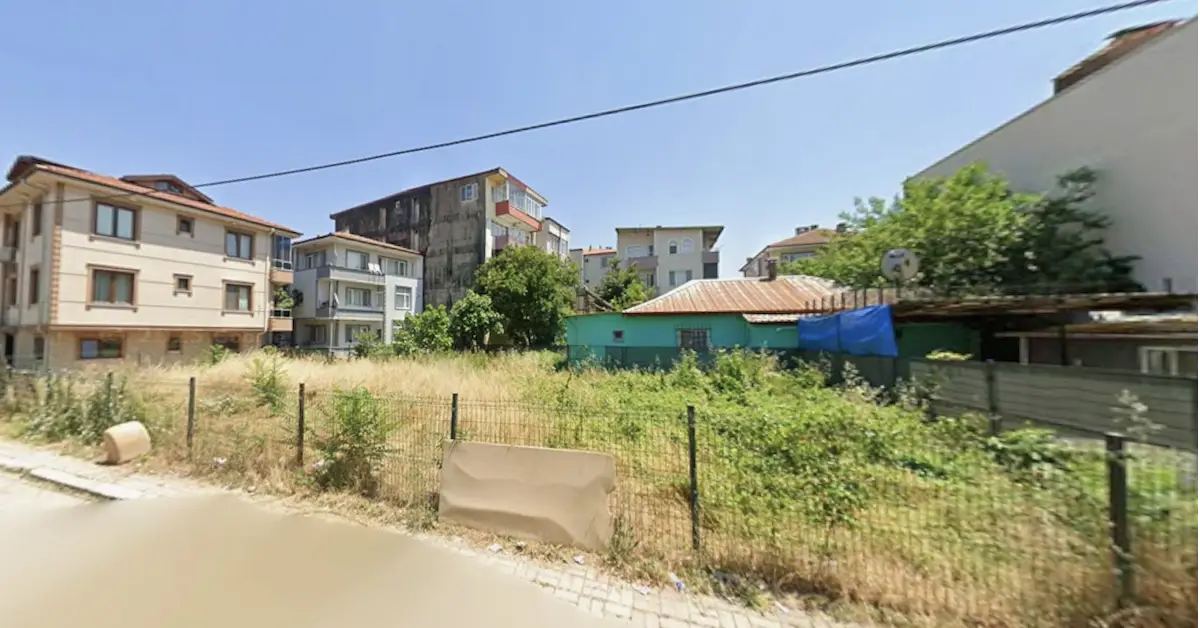 ADAPAZARI MERKEZDE SAKİN MUHİTTE SATILIK ARSA