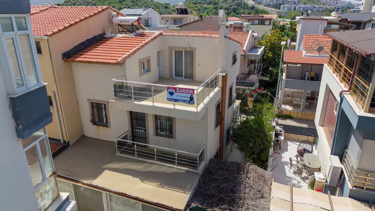 GÜZELBAHÇE SITELER'DE ÖNÜ KAPANMAZ DENIZ MANZARALI 5+1 VILLA