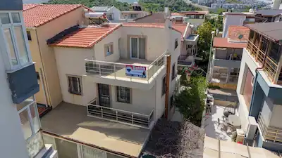GÜZELBAHÇE SITELER'DE ÖNÜ KAPANMAZ DENIZ MANZARALI 5+1 VILLA