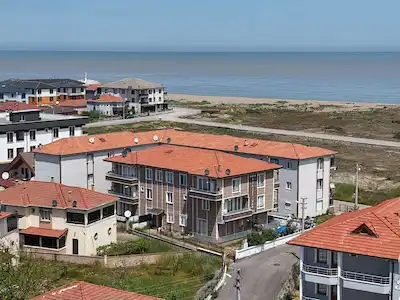 🌊 DENİZE SADECE 50 METRE! SAKARYA KARASU’DA YAZ-KIŞ KEYFİ SUNAN SATILIK GENİŞ 2+1 ARA KAT DAİRE