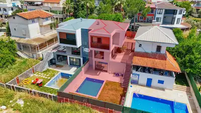 SATILIK DENIZE YÜRÜME MESAFESINDE ÖZEL HAVUZLU BAKIMLI VILLA