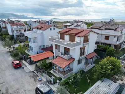 DİKİLİ CUMHURİYET’TE EŞYALI 6+1 VİLLA