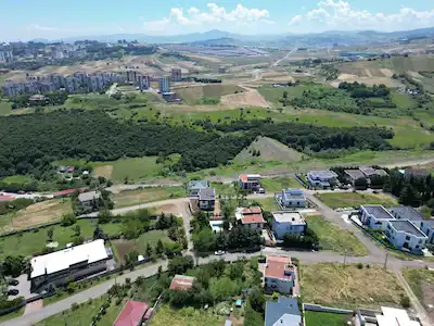 ALANLI MAHALLESINDE SATILIK MEYVE AĞAÇLI VILLA ARSASI 