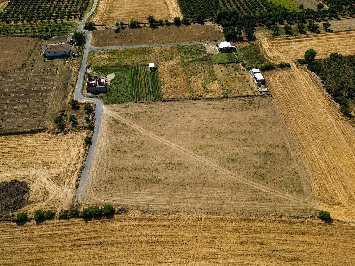 MENEMEN TÜRKELLİ’DE 3.340 M² KULLANIM ALANI – İMAR SINIRINDA, DOĞAYLA İÇ İÇE, ŞEHRE YAKIN