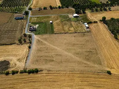 MENEMEN TÜRKELLİ’DE 3.340 M² KULLANIM ALANI – İMAR SINIRINDA, DOĞAYLA İÇ İÇE, ŞEHRE YAKIN