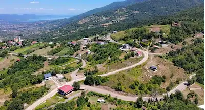 KARTEPE ŞEVKATİYE'DE 5.200M2 YOLA ÇİFT CEPHE SATILIK TARLA