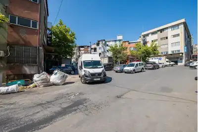 BAYRAMPAŞA TERAZİDERE’DE 535 M² ARSA ÜZERİNDE KAT MÜLKİYETLİ, KİRACILI, 1.700 M² TİCARİ BİNA