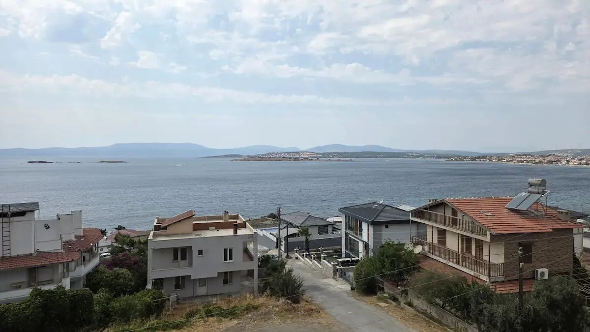 SEFERİHİSAR AKARCA PLAJA 150 METRE DENİZ MANZARALI DUBLEX VİLLA
