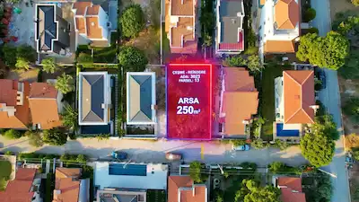 ÇEŞME BAHÇELIEVLER'DE DENIZE ÇOK YAKIN SATILIK NADIR PARSEL