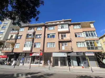 KADIKÖY MERDİVENKÖY'DE ATATÜRK CADDEYE KOMŞU GENİŞ 3+1
