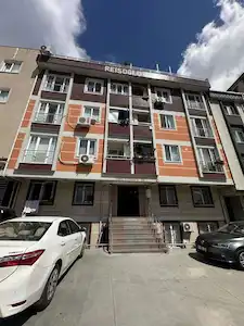 MERKEZİ LOKASYONDA AİLE BİNASINDA KİRALIK 2+1