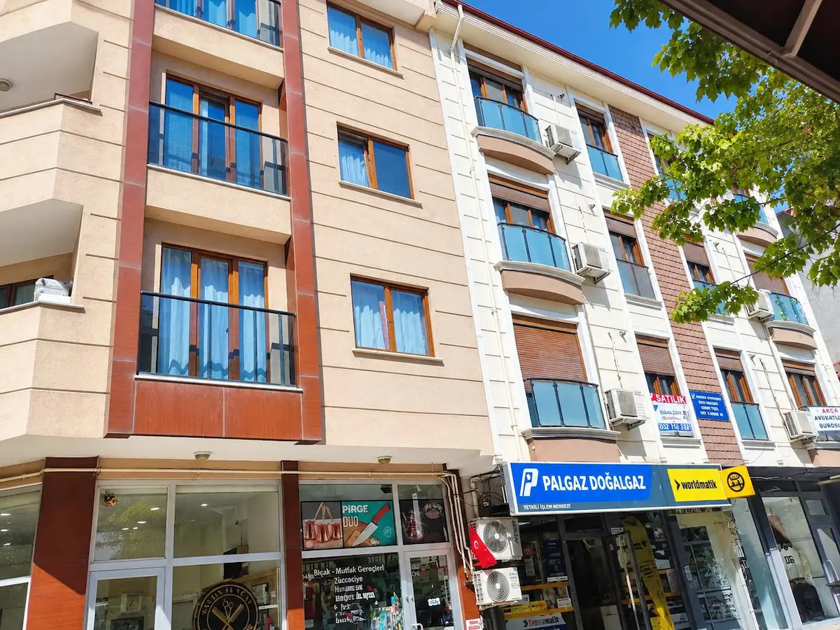DARICA MEŞHUR ÇINARALTI MERKEZDE,2.KAT,OFIS,BÜRO,IŞ YERI KULLANIMI IÇIN TABELA DEĞERI YÜKSEK DAIRE