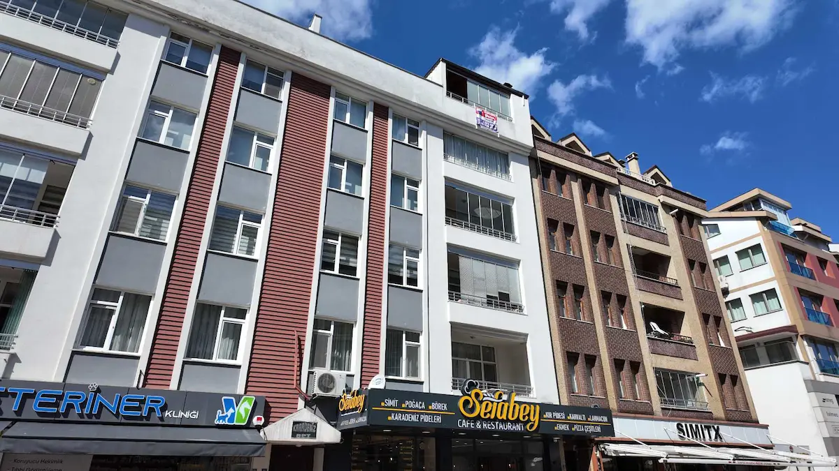 AKYAZI MAHALLESİ'NDE SAHİLE YÜRÜME MESAFESİNDE GENİŞ 3+1 DAİRE