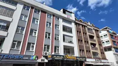 AKYAZI MAHALLESİ'NDE SAHİLE YÜRÜME MESAFESİNDE GENİŞ 3+1 DAİRE