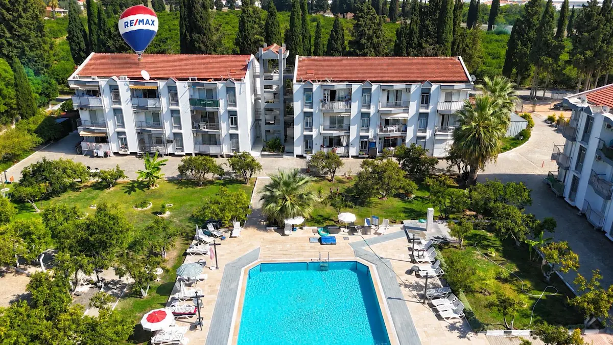 KARAOVA MAHALLESİ’NDE HAVUZLU SİTEDE DOĞA İÇERİSİNDE DENİZE YAKIN 1+1 ARAKAT DAİRE