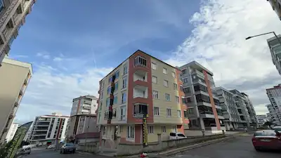 REMAX RAHŞAN ÇAM | YENİMAHALLEDE EBV. BANYOLU GENİŞ 3+1 DAİRE