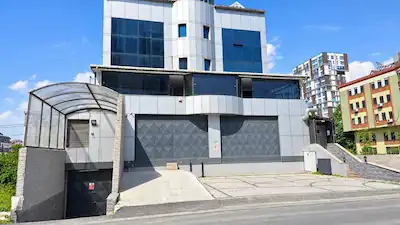 ÜMRANIYE ŞERIFALIDE 2100M2 SATILIK 7 KATLI PLAZA
