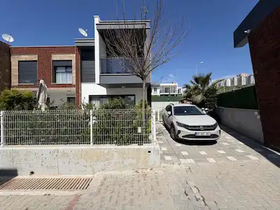İSTEK OKULLARI KARŞISI HAVUZLU SİTEDE KÖŞE KONUM KİRALIK VİLLA