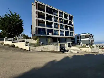 ATAKUM’DA ÜNIVERSITEYE YAKIN BULVARA CEPHELI BINADA DENIZ MANZARALI EŞYALI KIRALIK 1 + 1 DAIRE