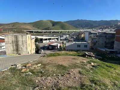 MENEMEN ASARLIK’TA KAT KARŞILIĞINA VE SATIŞA UYGUN | 206 M² KONUT İMARLI | TEPE MANZARALI ARSA