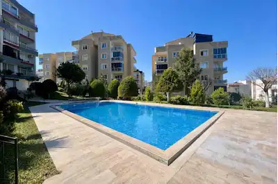 EGE MAHALLESİ’NDE KÖŞE KONUM | HAVUZ MANZARALI TAMAMEN YENİLENMİŞ FERAH 3+1