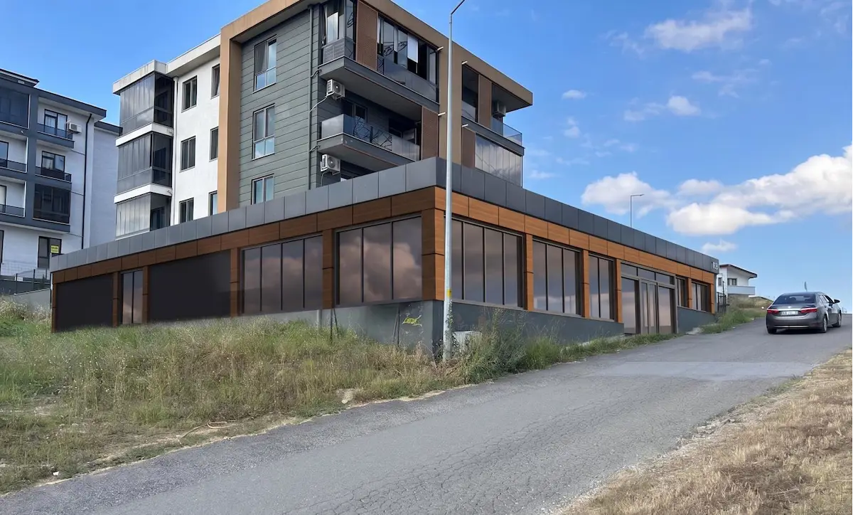 KAMPÜS YOLUNDA EŞSİZ GÖL MANZARALI DÜKKAN VE DEPO