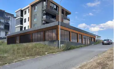 KAMPÜS YOLUNDA EŞSİZ GÖL MANZARALI DÜKKAN VE DEPO