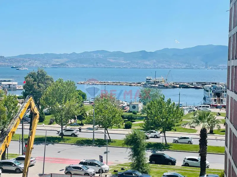 Karşıyaka Bostanlı'da Deniz Manzaralı Kiralık 4+1 Daire
