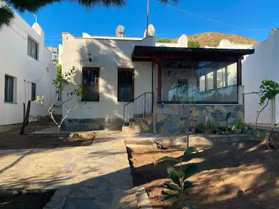BODRUM GÜMÜŞLÜK KADIKALESI'NDE ÖZEL PLAJLI SITE IÇINDE 2+1 VILLA