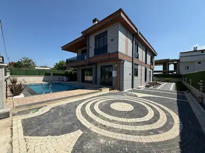 SILIVRI SELIMPAŞA'DA HAVUZLU OTOPARKLI 7+1 LÜKS MÜSTAKIL TRIPLEKS VILLA