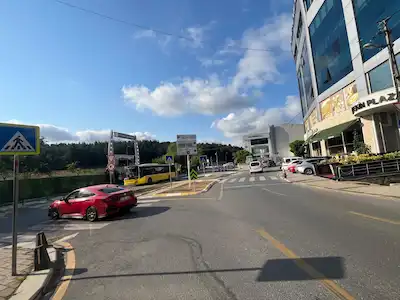 ÇEKMEKÖY ŞİLE YOLU ÜZERİNDE YAYA TRAFİĞİ YOĞUN KİRALIK DÜKKAN
