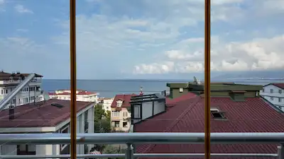 GÜZELYALI'DA EŞSİZ DENİZ MANZARALI, EŞYALI 3+1 FIRSAT DAİRE