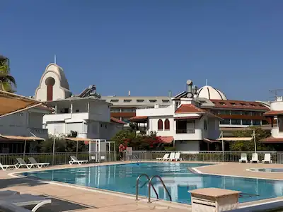 GÜNDOĞDUDA DENİZE 500 M SİTE İÇERİSİNDE SATILIK YAZLIK