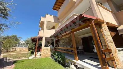 TAHTAKUŞLAR’DA SATILIK YENİLENMİŞ, GENİŞ TERASLI TRİPLEX VİLLA
