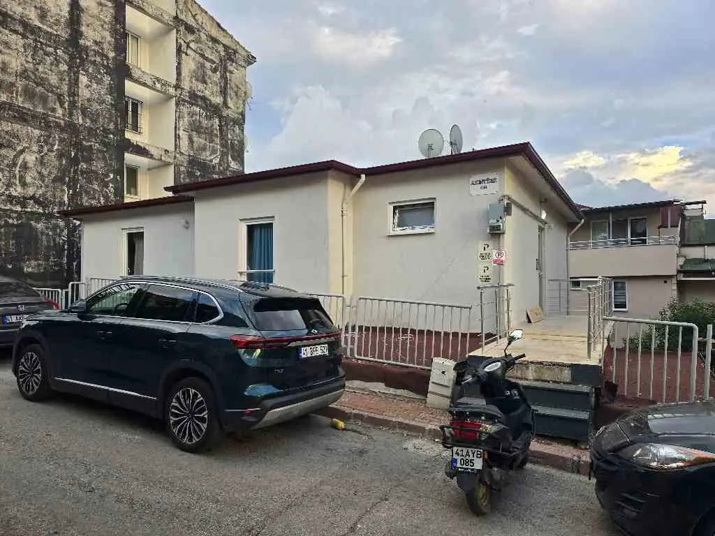 RE/MAX FARKIYLA İZMİT MERKEZ AKÇAKOCA'DA SATILIK GENİŞ 3+1