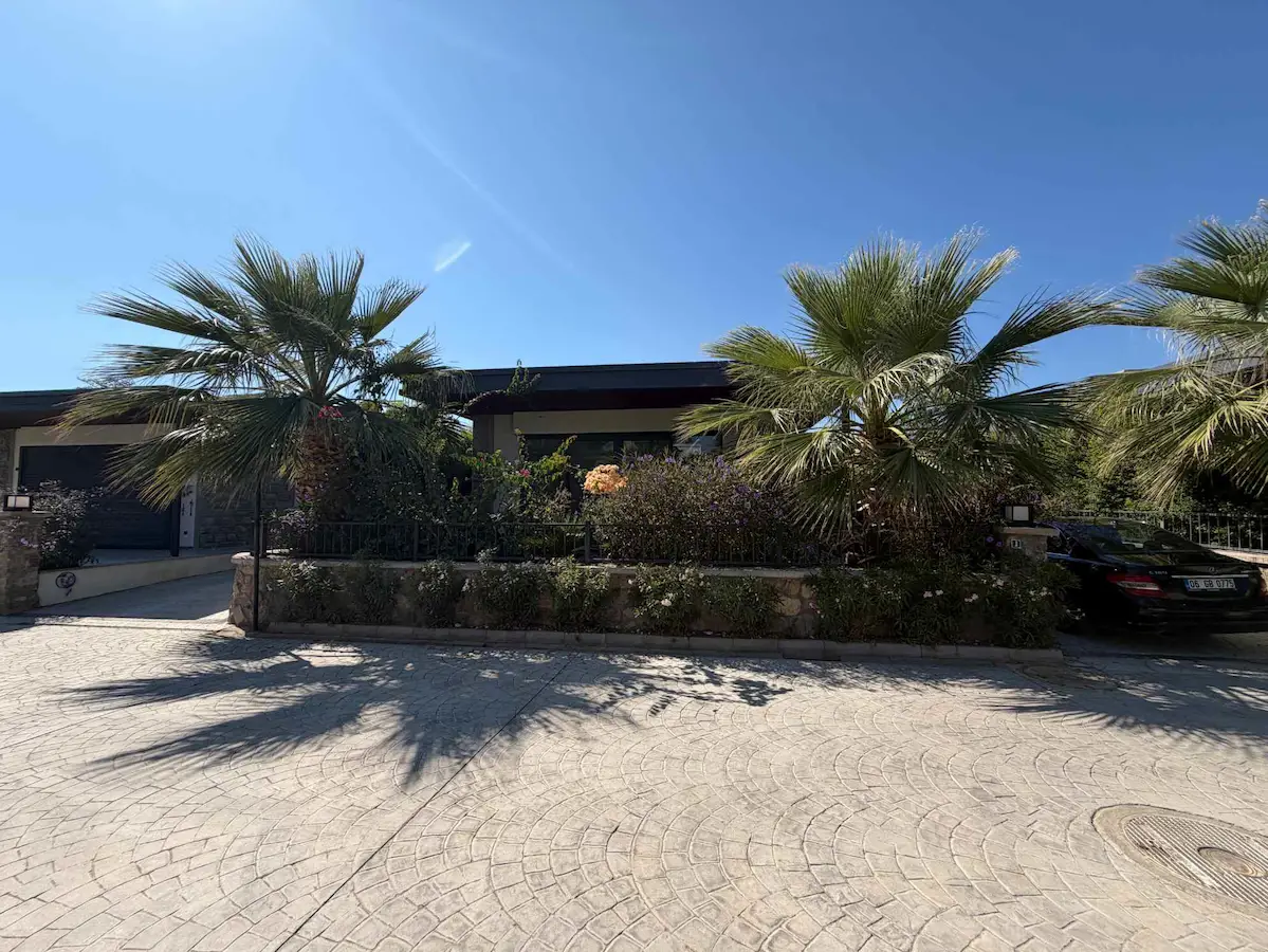 BODRUM KADIKALESI'NDE, HER YERE YÜRÜME MESAFESI, TEK KATLI, BAHÇELI, TAM MÜSTAKIL VILLA