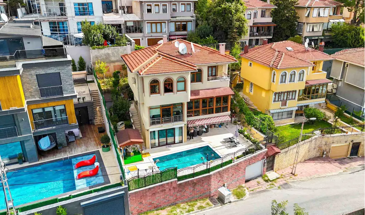 DENIZ VE ADALAR MANZARALI TRIPLEKS VILLA