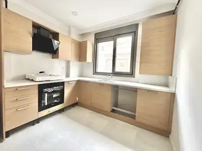 TAŞMEKTEP SOKAKTA SIFIR BİNADA BALKONLU FERAH 2+1