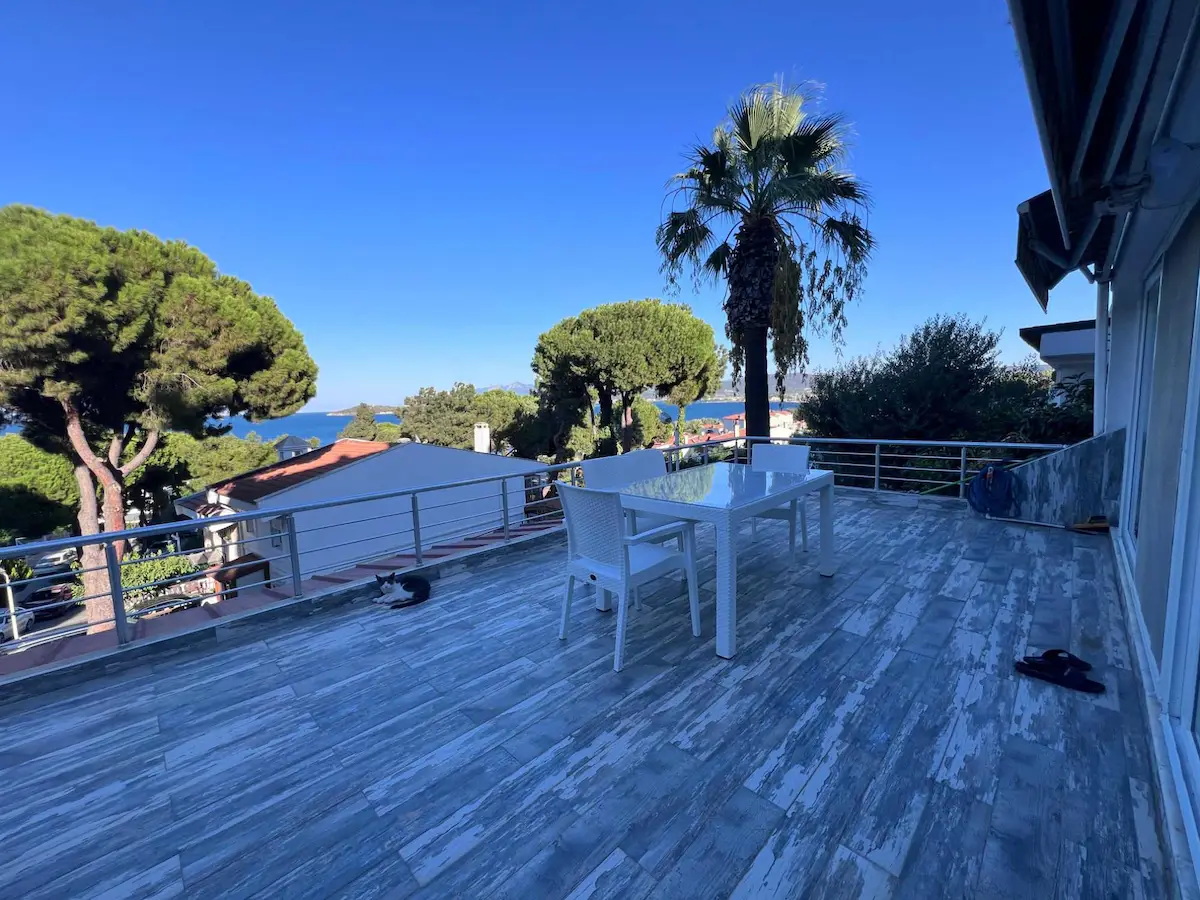 URLA GELINKAYA SITESI’NDE MUHTEŞEM DENIZ MANZARALI, TERASLI KIRALIK 2+1 DAIRE