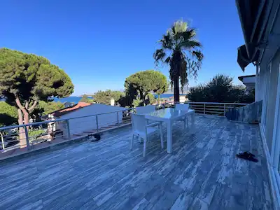 URLA GELINKAYA SITESI’NDE MUHTEŞEM DENIZ MANZARALI, TERASLI KIRALIK 2+1 DAIRE
