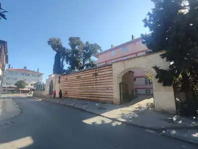 NUH KUYUSU CADDESİNDE MERKEZİ KONUMDA AÇIK OTOPARKLI 3+1 KİRALIK