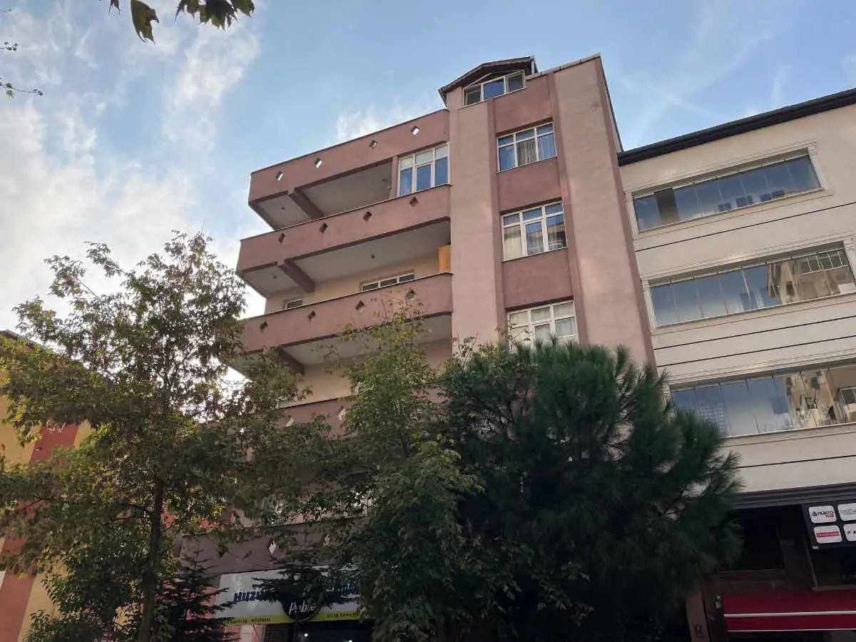 BERK YILDIRIM'DAN MADENLER METRO DURAĞININ DİBİNDE 1+1 KOMBİLİ
