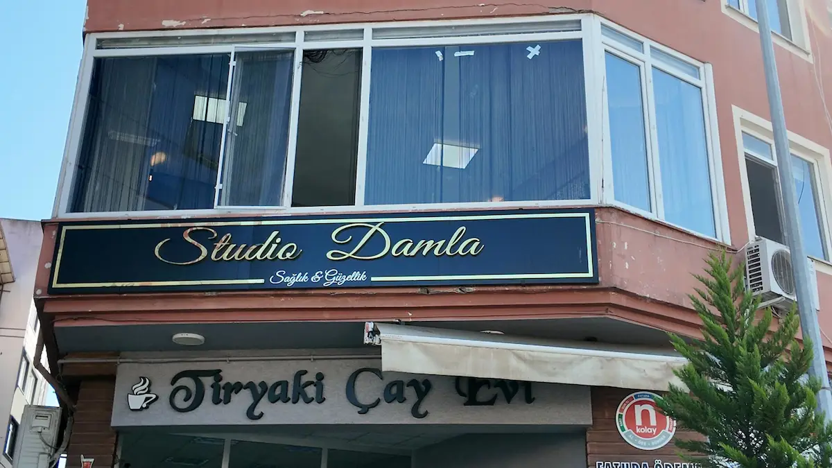 ŞARKİYE'DE CADDE CEPHELİ, TAM DONATILI DEVREN KİRALIK GÜZELLİK MERKEZİ