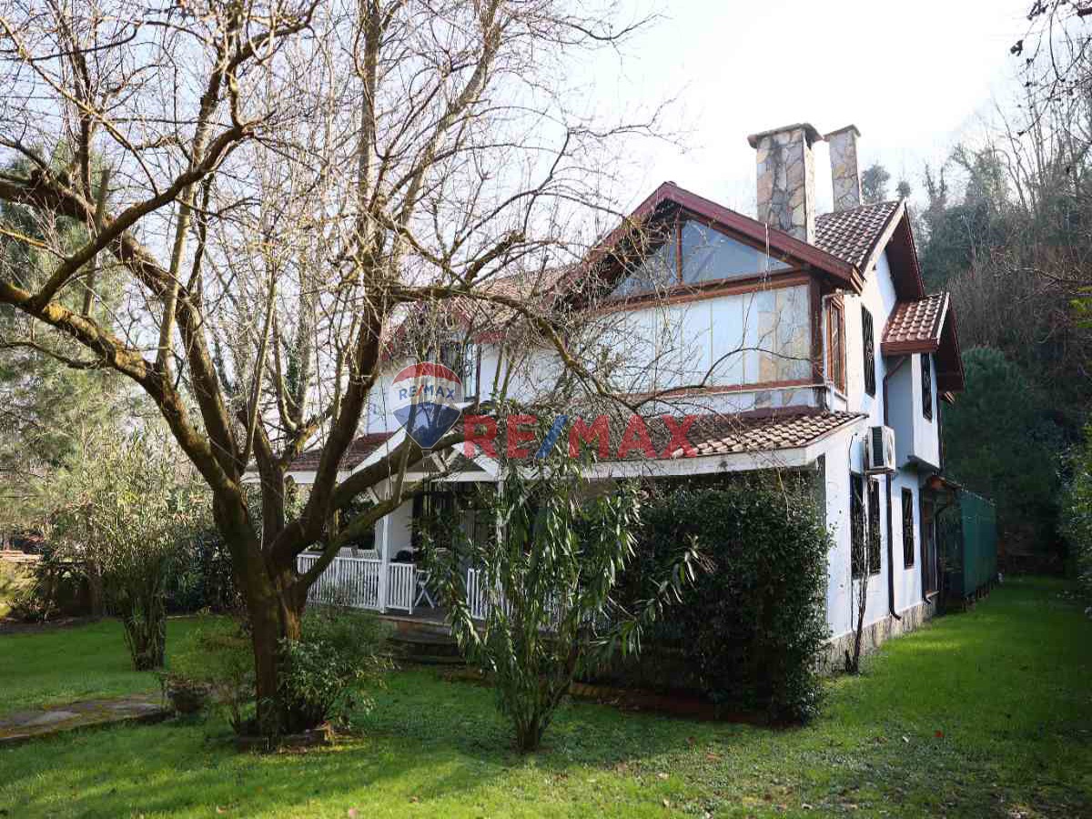 SAPANCA YANIK'DA 2500 M2 ARSA İÇERISINDE MÜSTAKIL HAVUZLU VILLA