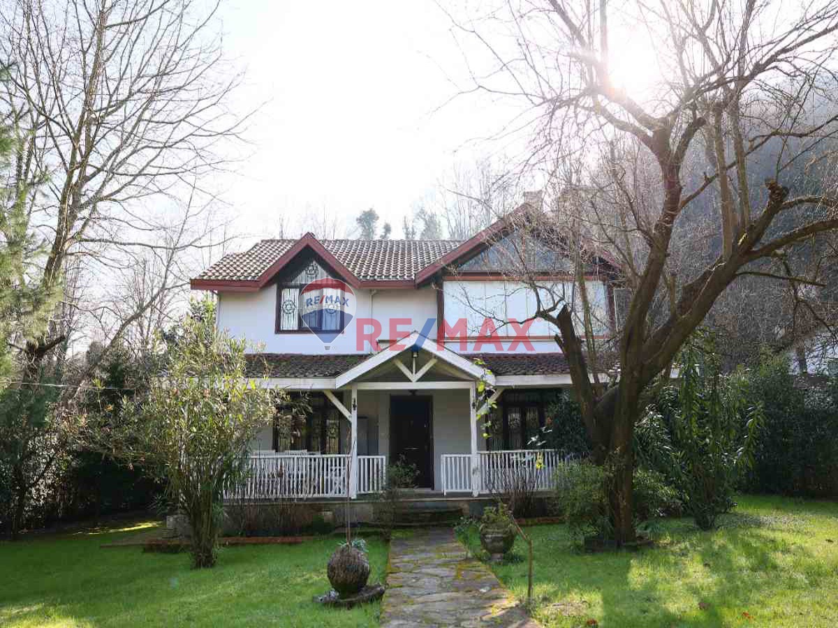 SAPANCA YANIK'DA 2500 M2 ARSA İÇERISINDE MÜSTAKIL HAVUZLU VILLA