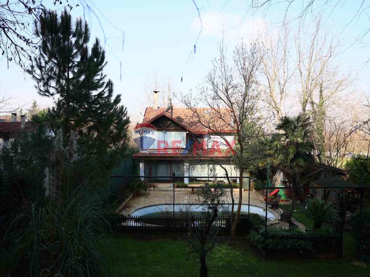 SAPANCA YANIK'DA 2500 M2 ARSA İÇERISINDE MÜSTAKIL HAVUZLU VILLA