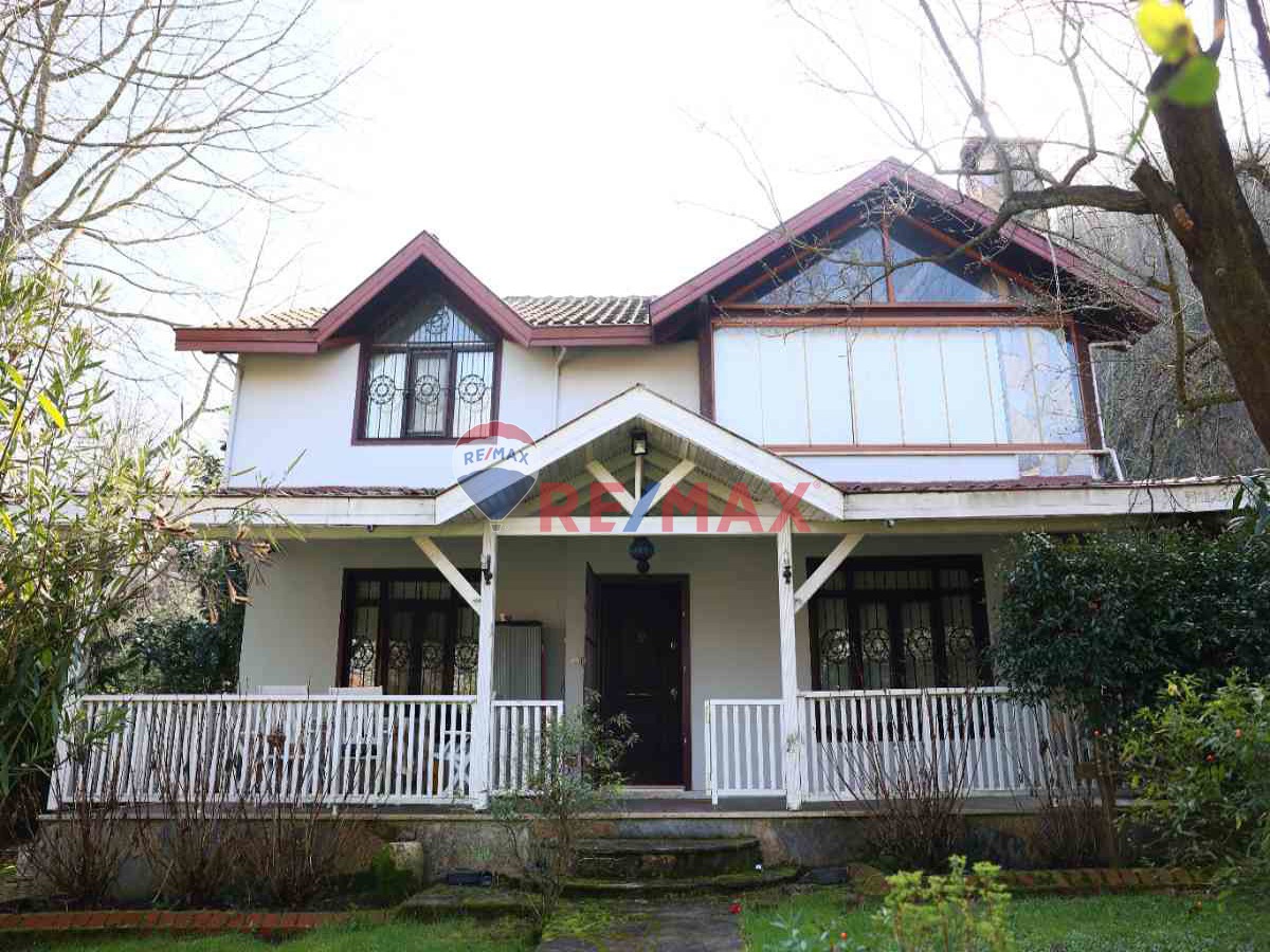 SAPANCA YANIK'DA 2500 M2 ARSA İÇERISINDE MÜSTAKIL HAVUZLU VILLA