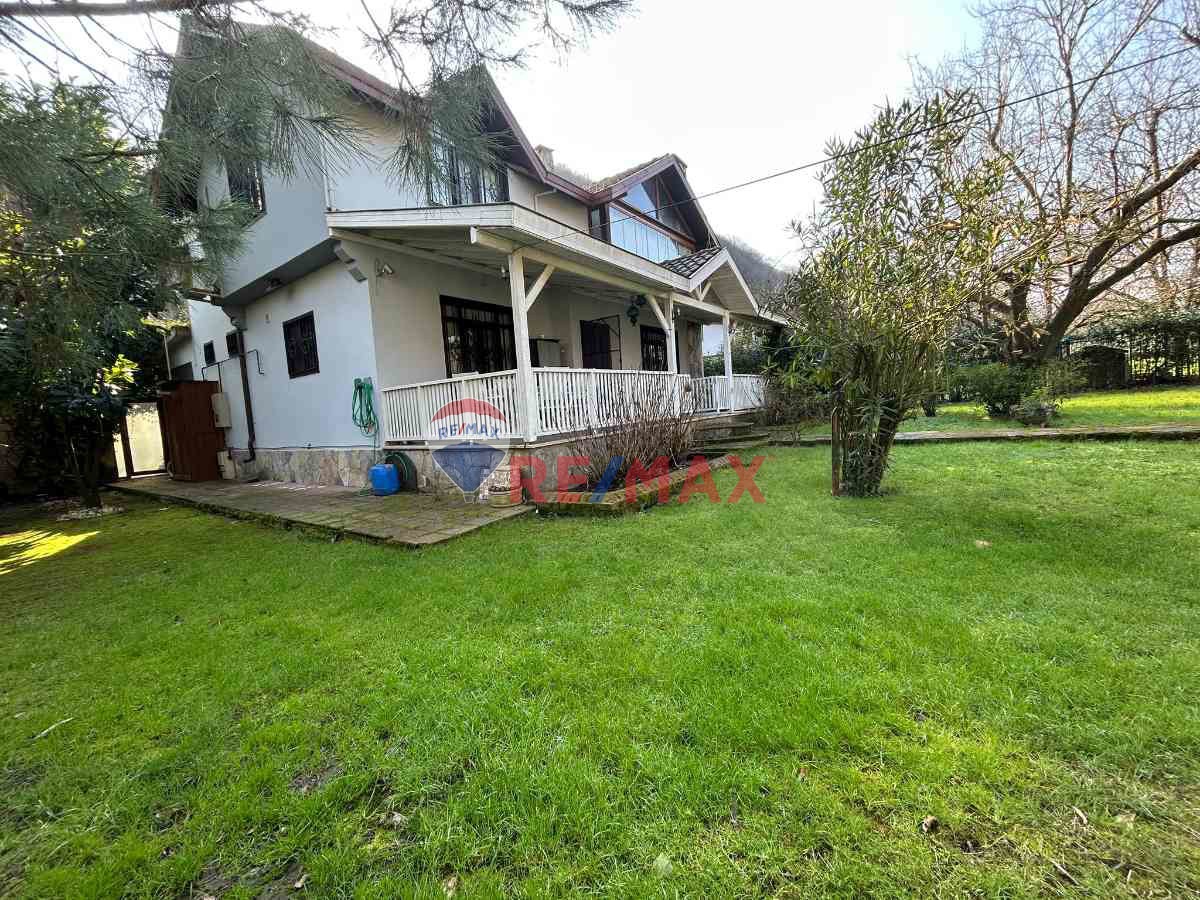 SAPANCA YANIK'DA 2500 M2 ARSA İÇERISINDE MÜSTAKIL HAVUZLU VILLA